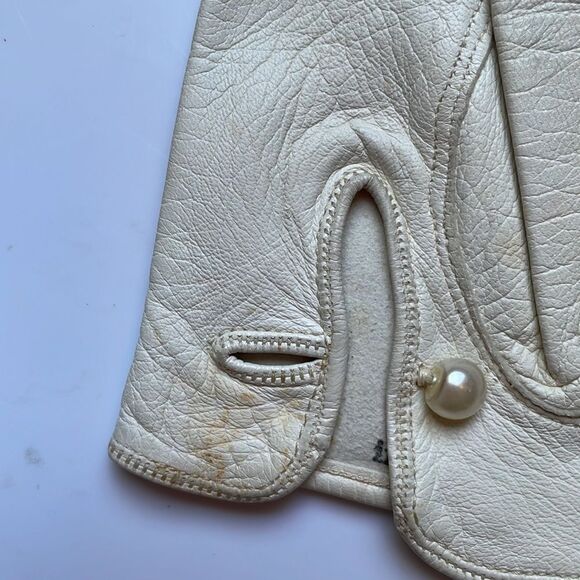 Vintage 50s/60s Size 6 off white leather gloves with pearl button at wrist - Picture 7 of 9